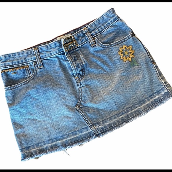 Signature by Levi Strauss Dresses & Skirts - Denim Skirt Levi’s Floral Embroidery Distressed Denim Skirt D